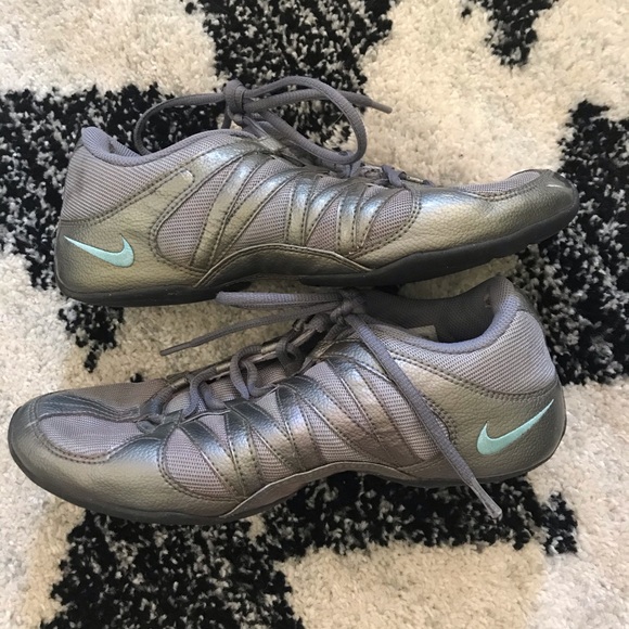 Nike Tennis Shoes - Picture 1 of 4
